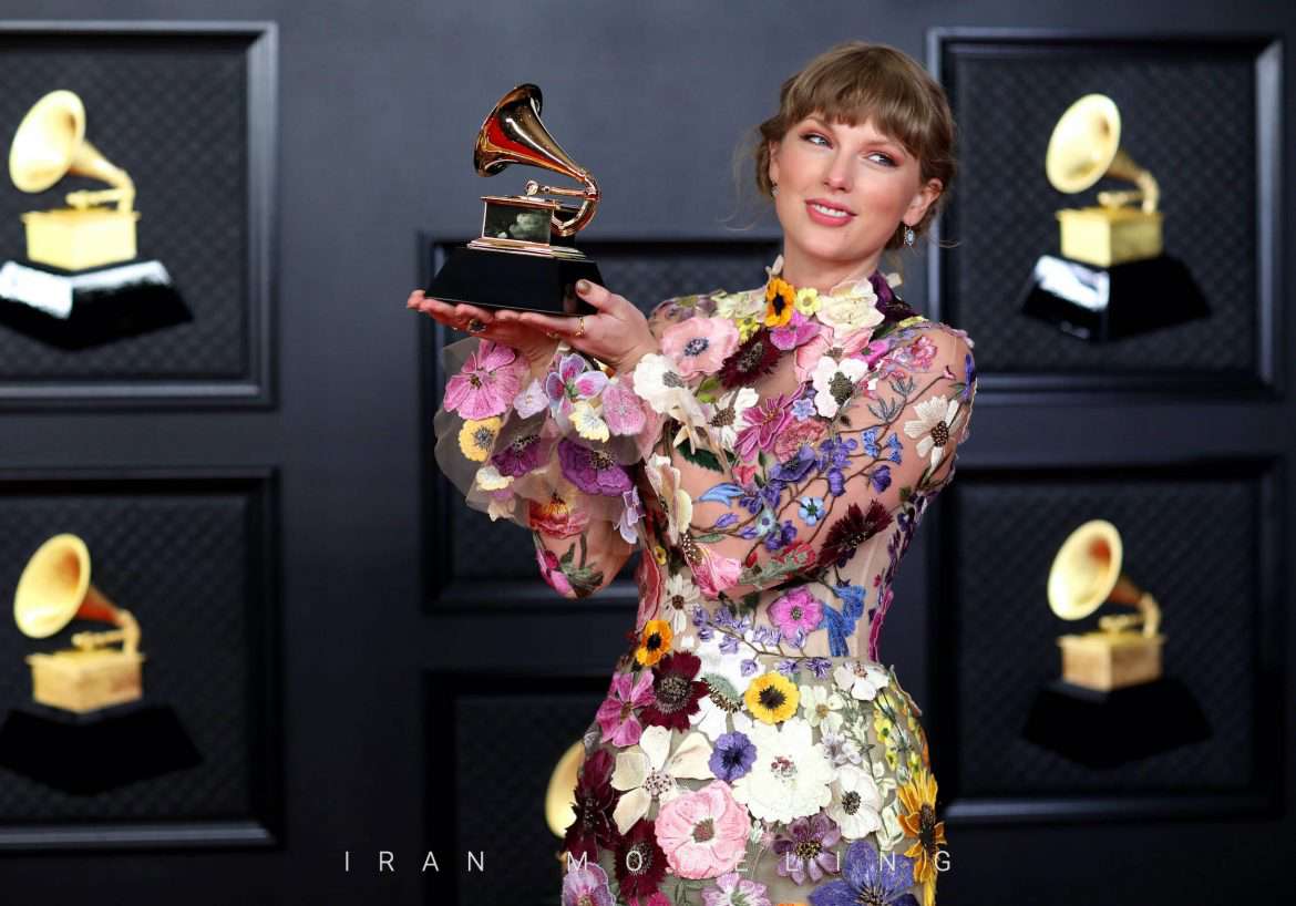 نگاهی به طرح و ارزش لباس تیلور سوئیفت در مراسم جوایز موسیقی گرمی