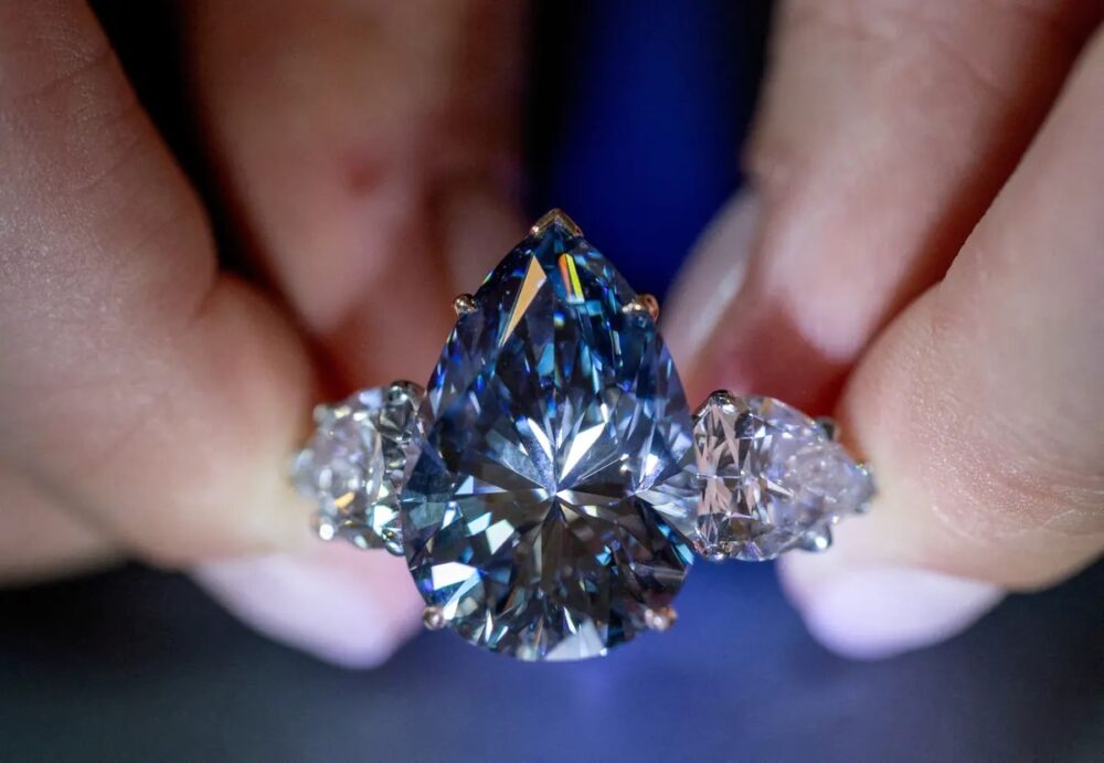 بزگترین الماس آبی گلابی شکل به قیمت 42 میلیون دلار به فروش رفت